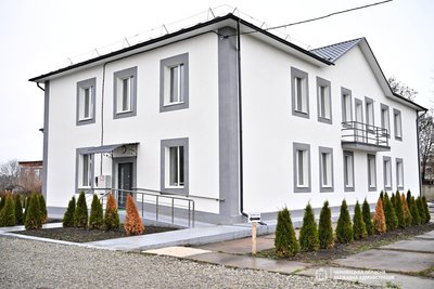 Будівля на вулиці Головній, 113-А у селі Вікно на Буковині, яку облаштовують для проживання переселенців Будівля на вулиці Головній, 113-А у селі Вікно на Буковині, яку облаштовують для проживання переселенців