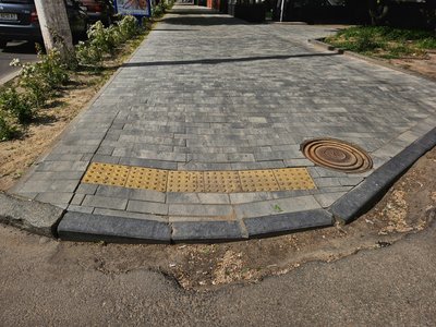 Нова плитка та старі ями – який вигляд мають тротуари на Покровській у Житомирі Нова плитка та старі ями – який вигляд мають тротуари на Покровській у Житомирі