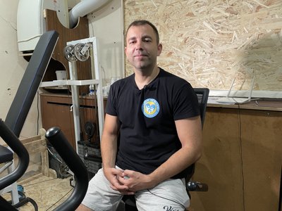 «Мрію, щоб цей жах закінчився»: тренер і волонтер із Херсона про роботу під обстрілами «Мрію, щоб цей жах закінчився»: тренер і волонтер із Херсона про роботу під обстрілами