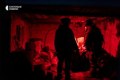 Бійці екіпажу нічних дронів, які служать у батальйоні "Щедрик" в бліндажі на Покровському напрямку Бійці екіпажу нічних дронів, які служать у батальйоні "Щедрик" в бліндажі на Покровському напрямку