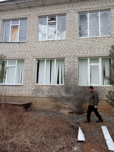 Пошкоджений дроном ліцей в Івашках, Харківська область Пошкоджений дроном ліцей в Івашках, Харківська область