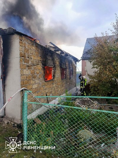 Згоріли гараж та два автомобілі: на Рівненщині рятувальники не дали вогню перекинутися на будинки Згоріли гараж та два автомобілі: на Рівненщині рятувальники не дали вогню перекинутися на будинки