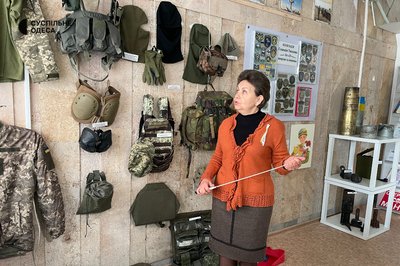 Уламки ракет та одяг військових: в музеї на Одещині відкрили експозицію присвячену війні Уламки ракет та одяг військових: в музеї на Одещині відкрили експозицію присвячену війні