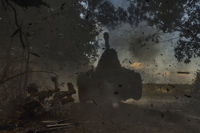 Український військовий стріляє з гаубиці Д-30 по російських позиціях біля Кремінної, 7 липня 2023 Український військовий стріляє з гаубиці Д-30 по російських позиціях біля Кремінної, 7 липня 2023