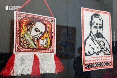 Репліки таборових вишивок українських жінок, що створювала Людмила Огнєва, представили у Дніпрі Репліки таборових вишивок українських жінок, що створювала Людмила Огнєва, представили у Дніпрі