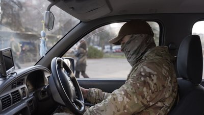 "Ми любимо ЗСУ": вінницький ліцей передав бійцям позашляховик та прилад нічного бачення "Ми любимо ЗСУ": вінницький ліцей передав бійцям позашляховик та прилад нічного бачення