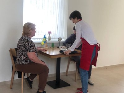 "Янгол": в Ужгороді діє інклюзивна кав'ярня, в якій працює молодь з ментальною інвалідністю "Янгол": в Ужгороді діє інклюзивна кав'ярня, в якій працює молодь з ментальною інвалідністю