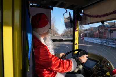 Водій тролейбуса у Херсоні у костюмі Санти вітав пасажирів із Новим роком Водій тролейбуса у Херсоні у костюмі Санти вітав пасажирів із Новим роком