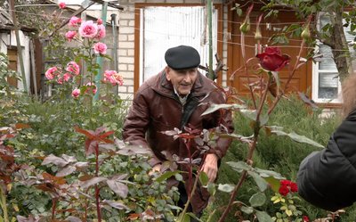 Живе серед троянд: історія 100-річного чоловіка з Черкащини Живе серед троянд: історія 100-річного чоловіка з Черкащини