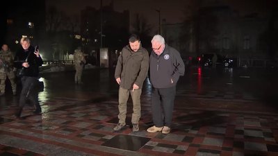 На Алеї сміливості в Києві встановили табличку з ім'ям Говарда Баффета На Алеї сміливості в Києві встановили табличку з ім'ям Говарда Баффета