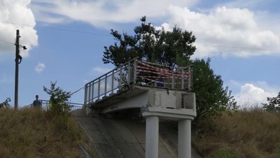 На Черкащині на трасі Київ — Одеса обвалився пішохідний міст: що відомо На Черкащині на трасі Київ — Одеса обвалився пішохідний міст: що відомо