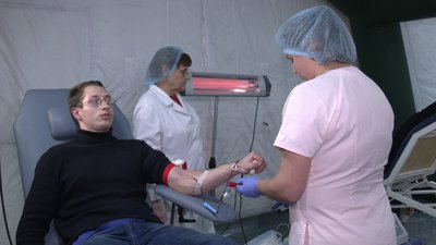 У Рівному люди вперше здавали кров у напівпольових умовах У Рівному люди вперше здавали кров у напівпольових умовах
