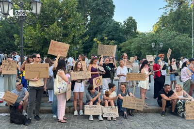 Одесити втретє зібралися на акцію протесту проти відставки міністра оборони Федорова Одесити втретє зібралися на акцію протесту проти відставки міністра оборони Федорова