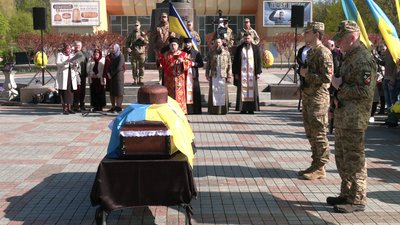У Рівному попрощалися з військовим Тарасом Замлинним