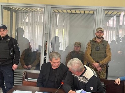 На Зінченка одягнули кайданки, також біля нього сіли нацгвардійці На Зінченка одягнули кайданки, також біля нього сіли нацгвардійці
