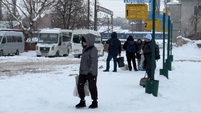 Люди очікують транспорт на хмельницькій автобусній станції №2 Люди очікують транспорт на хмельницькій автобусній станції №2