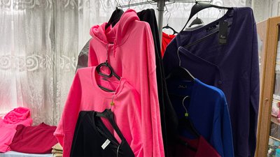 У Кропивницькому роздають новий одяг переселенцям з Херсонщини: де та як отримати У Кропивницькому роздають новий одяг переселенцям з Херсонщини: де та як отримати