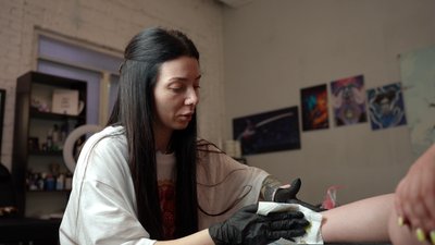 «Улюблений стиль — графіка». Херсонка Наталя Соломчак 10 років працює тату-майстринею «Улюблений стиль — графіка». Херсонка Наталя Соломчак 10 років працює тату-майстринею