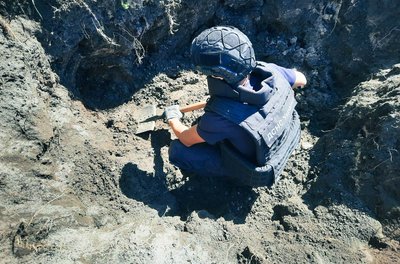 піротехнік, снаряди в землі, розкопки піротехнік, снаряди в землі, розкопки