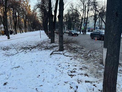 У Сумах безпілотник поцілив біля проїжджої частини У Сумах безпілотник поцілив біля проїжджої частини