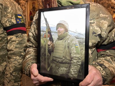У Полтаві прощаються із двома військовими, які загинули на війні з РФ У Полтаві прощаються із двома військовими, які загинули на війні з РФ