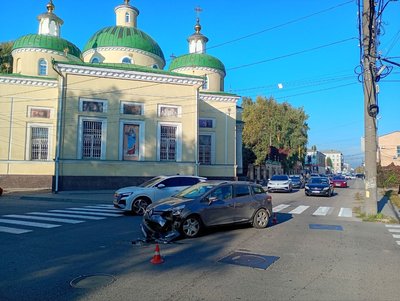 У Кропивницькому внаслідок зіткнення двох автомобілів травмувався водій У Кропивницькому внаслідок зіткнення двох автомобілів травмувався водій