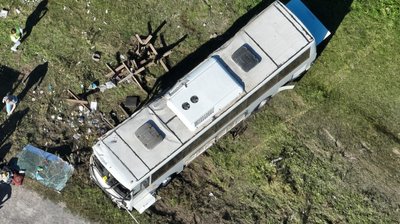 Автобус виїхав за межі проїзної частини дороги Автобус виїхав за межі проїзної частини дороги