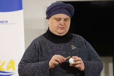 Вчилися розмальовувати писанки воском. Вчилися розмальовувати писанки воском.