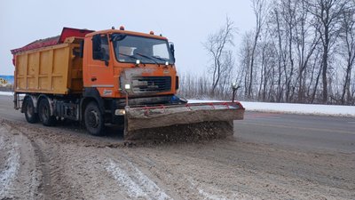 Спецтехніка, сніг на дорозі Спецтехніка, сніг на дорозі