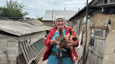 Галина тримає курочок Райгородок Донецька область 2 липня 2025 рік Галина тримає курочок Райгородок Донецька область 2 липня 2025 рік