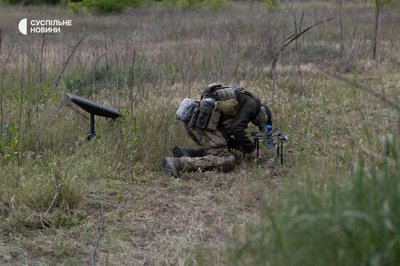 технік встановлює дрон, розрахунок FPV-дронів ГУР МО на півночі Харківщини технік встановлює дрон, розрахунок FPV-дронів ГУР МО на півночі Харківщини