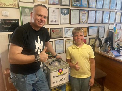 Дев’ятирічний волонтер Юрій Напора зі Львова отримав подяку від Валерія Залужного Дев’ятирічний волонтер Юрій Напора зі Львова отримав подяку від Валерія Залужного