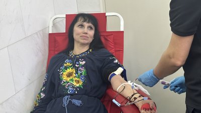 Місцева жителька під час здачі крові. Миколаївщина, січень 2026 року Місцева жителька під час здачі крові. Миколаївщина, січень 2026 року