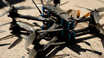 FPV-дрони дрони-камікадзе фронт військовослужбовці 25 окрема повітряно-десантна Січеславська бригада боєць "Золотий" Донецька область FPV-дрони дрони-камікадзе фронт військовослужбовці 25 окрема повітряно-десантна Січеславська бригада боєць "Золотий" Донецька область