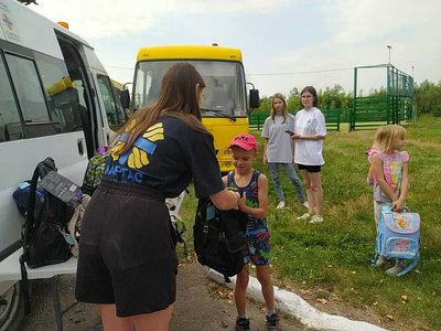 На Хмельниччині благодійники подарували дітям портфелі з канцеляріями