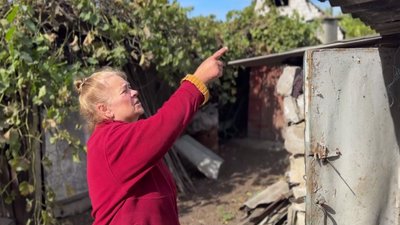 "Нас цим не залякаєш": жителі пошкоджених внаслідок дронової атаки будинків у Дніпровському районі "Нас цим не залякаєш": жителі пошкоджених внаслідок дронової атаки будинків у Дніпровському районі