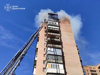 FPV-дрон влучив у багатоквартирний будинок у Краматорськ, зайнялась пожежа FPV-дрон влучив у багатоквартирний будинок у Краматорськ, зайнялась пожежа