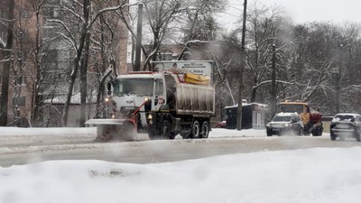 Спецтехніка розчищає дороги від снігу