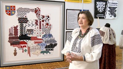 У Вінниці презентували вишиту мапу Вінниччини зі старовинними орнаментами У Вінниці презентували вишиту мапу Вінниччини зі старовинними орнаментами