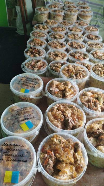 "Ми не втрачаємо оптимізму та віри в перемогу": волонтери з Хмельниччини готують для захисників домашні страви "Ми не втрачаємо оптимізму та віри в перемогу": волонтери з Хмельниччини готують для захисників домашні страви
