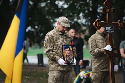 В Ужгороді попрощалися із полеглим захисником Едуардом Кострабою В Ужгороді попрощалися із полеглим захисником Едуардом Кострабою