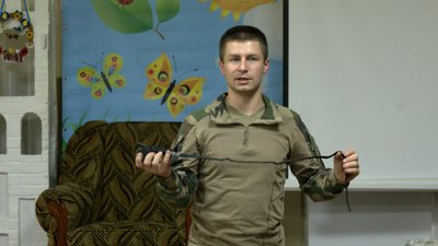 Інструкторів ОК "Північ" Вадим проводить тренінг з домедичної допомоги в Центрі життєстійкості у Чернігові Інструкторів ОК "Північ" Вадим проводить тренінг з домедичної допомоги в Центрі життєстійкості у Чернігові
