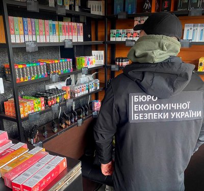 Двох лучан судитимуть за торгівлю контрафактними електронними сигаретами й рідинами до них