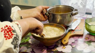 "Як кисіль, тільки більше клопоту": у селі на Чернігівщині готують квашу, яку визнали культурною спадщиною області "Як кисіль, тільки більше клопоту": у селі на Чернігівщині готують квашу, яку визнали культурною спадщиною області