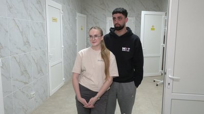 Барбери з Луцька стрижуть поранених військових на Рівненщині Барбери з Луцька стрижуть поранених військових на Рівненщині