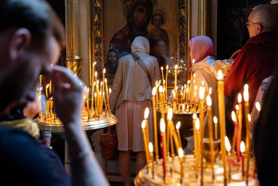 Віряни під час Великодньої служби у Володимирському соборі у Києві 5 травня 2024 року Віряни під час Великодньої служби у Володимирському соборі у Києві 5 травня 2024 року