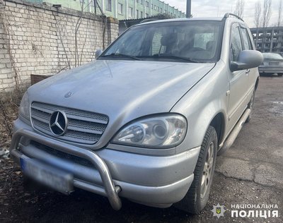 У Житомирі поліція затримала жінку, яка продавала автівки, призначені для ЗСУ У Житомирі поліція затримала жінку, яка продавала автівки, призначені для ЗСУ