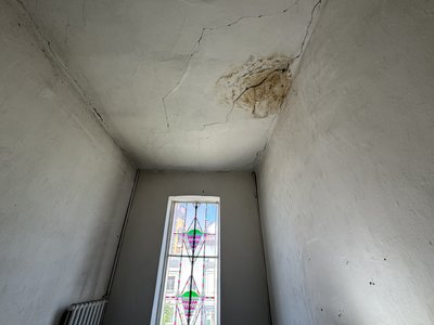 Через російські обстріли збільшуються тріщини: у Полтаві руйнується будинок Глейзера