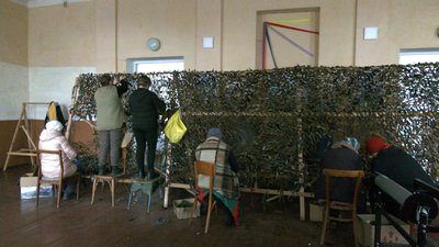 "З коштами проблеми": волонтерки із Вінниччини, які плетуть маскувальні сітки на фронт, мають дефіцит матеріалів "З коштами проблеми": волонтерки із Вінниччини, які плетуть маскувальні сітки на фронт, мають дефіцит матеріалів