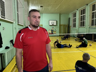 Ветерани у Полтаві приносять зарядну станцію, аби мати тренування з волейболу сидячи Ветерани у Полтаві приносять зарядну станцію, аби мати тренування з волейболу сидячи
